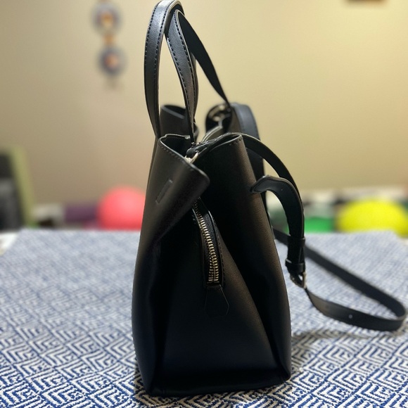 Guess Elegant Black Tote Bag - Picture 4 of 5